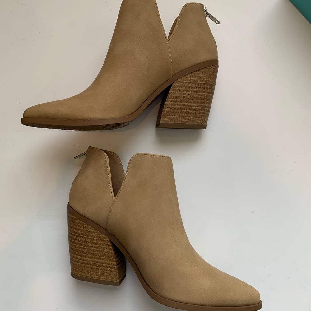 Bonnie Soda Tan Faux Suede Ankle Booties NIB - Picture 5 of 7
